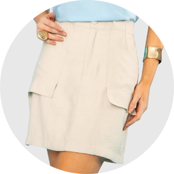 02 saia feminina curta com lapelas bege