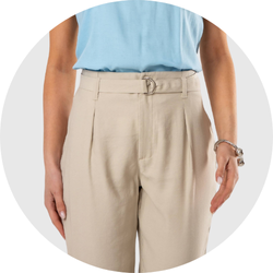 02 calca feminina reta pregas bege