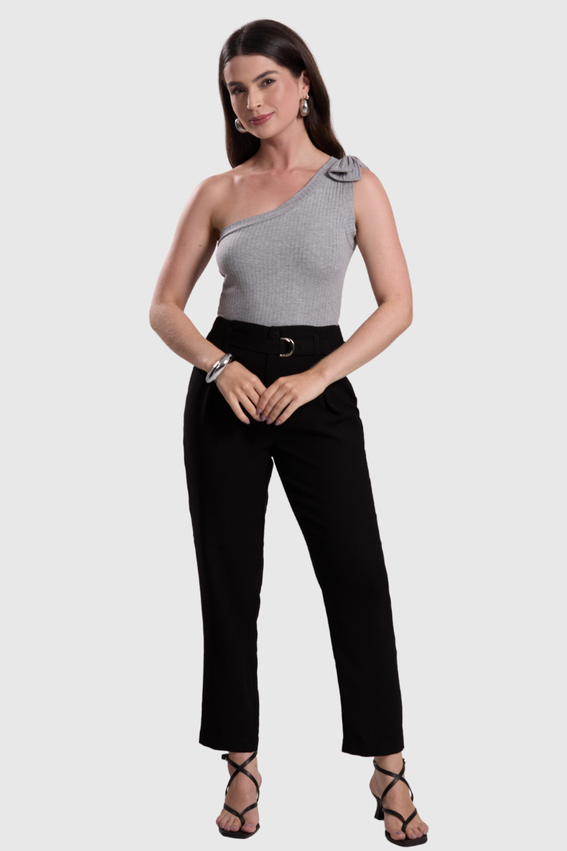 Cal&ccedil;a Feminina Reta com Pregas Preta